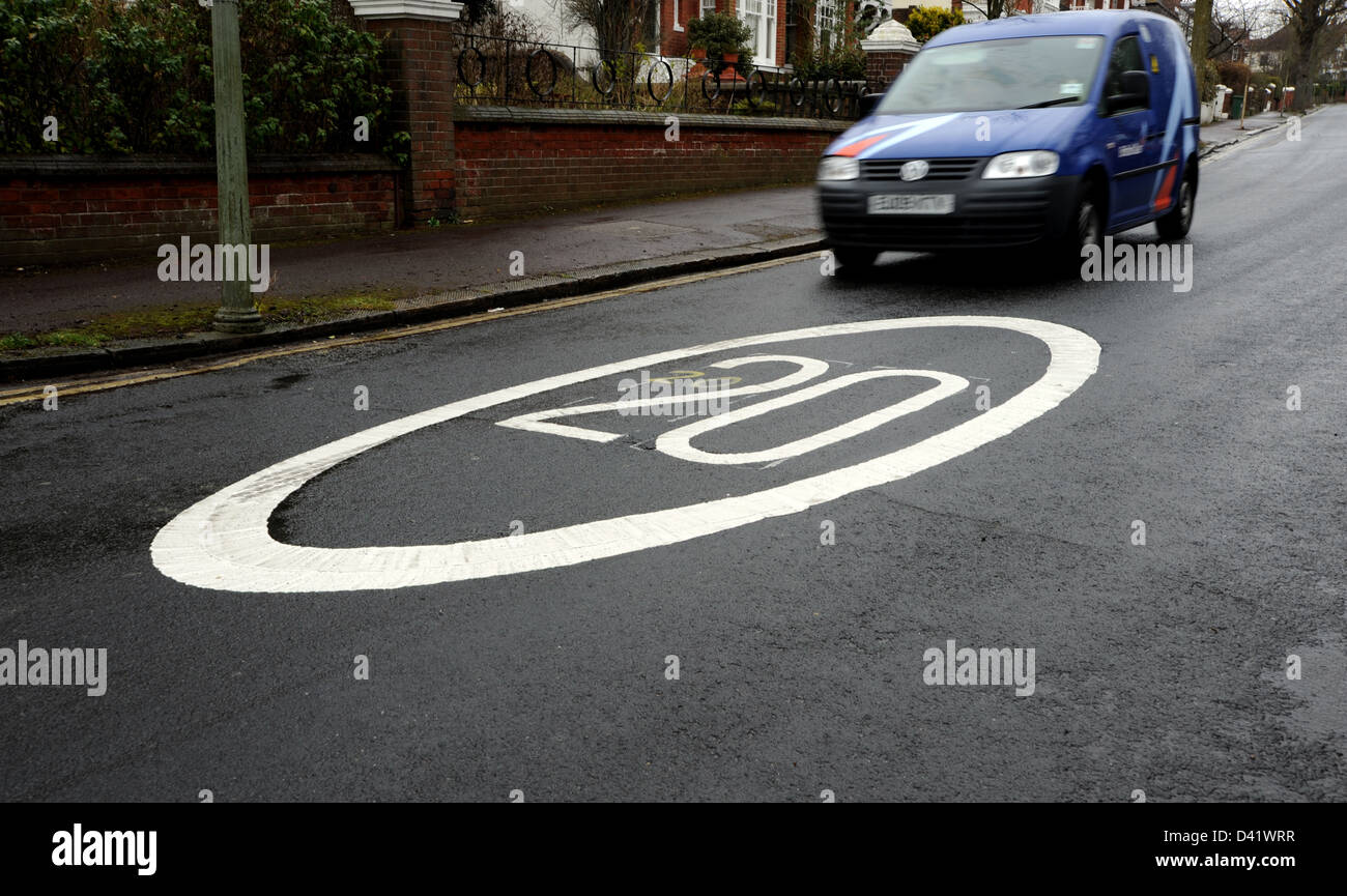 Van guida su uno dei nuovi 20 km/h il limite massimo di velocità su strada di segni di marcatura a Brighton Regno Unito Foto Stock