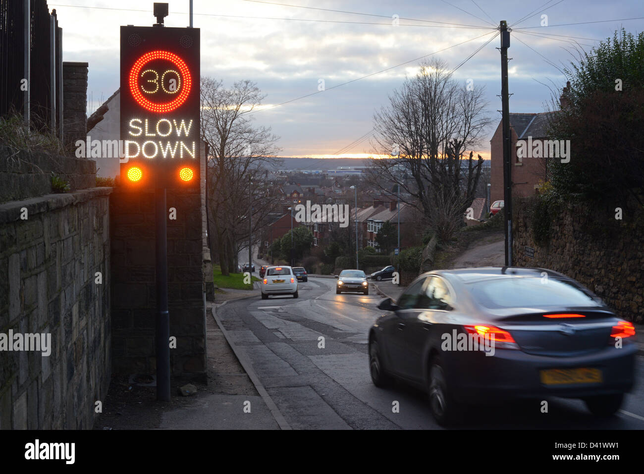Rallentare il cartello stradale di avvertimento innescato da veicoli in avvicinamento al crepuscolo, South Elmsall, nello Yorkshire, Regno Unito Foto Stock