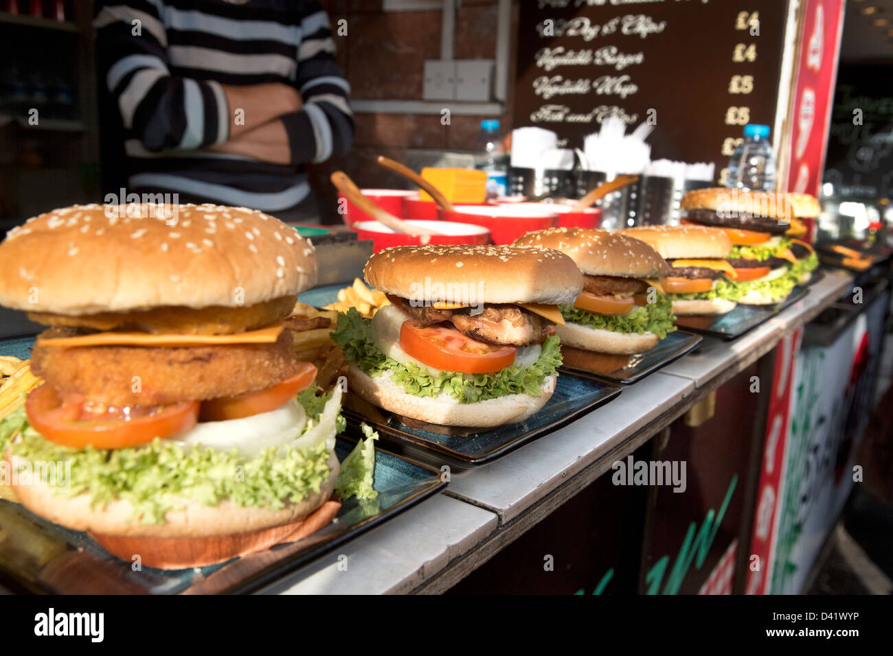 Il cibo va in stallo in Camden town market. Camden Lock. Foto Stock