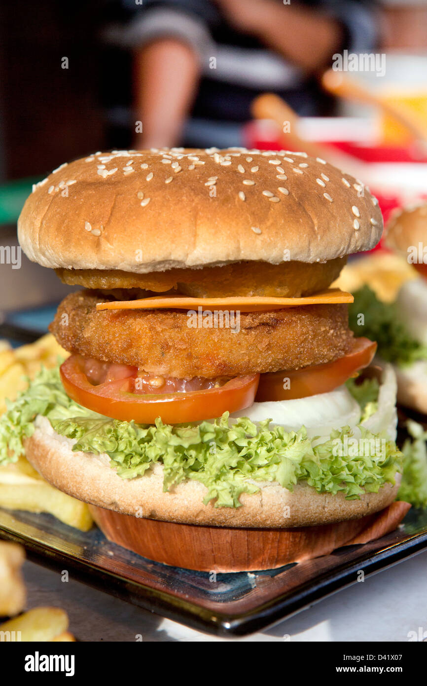 Il cibo va in stallo in Camden town market. Camden Lock. Foto Stock