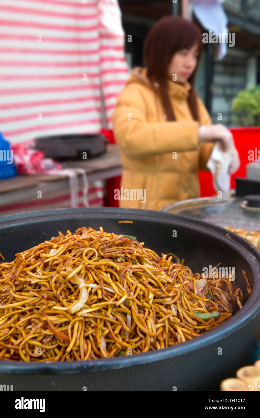 Il cibo va in stallo in Camden town market. Camden Lock. Foto Stock