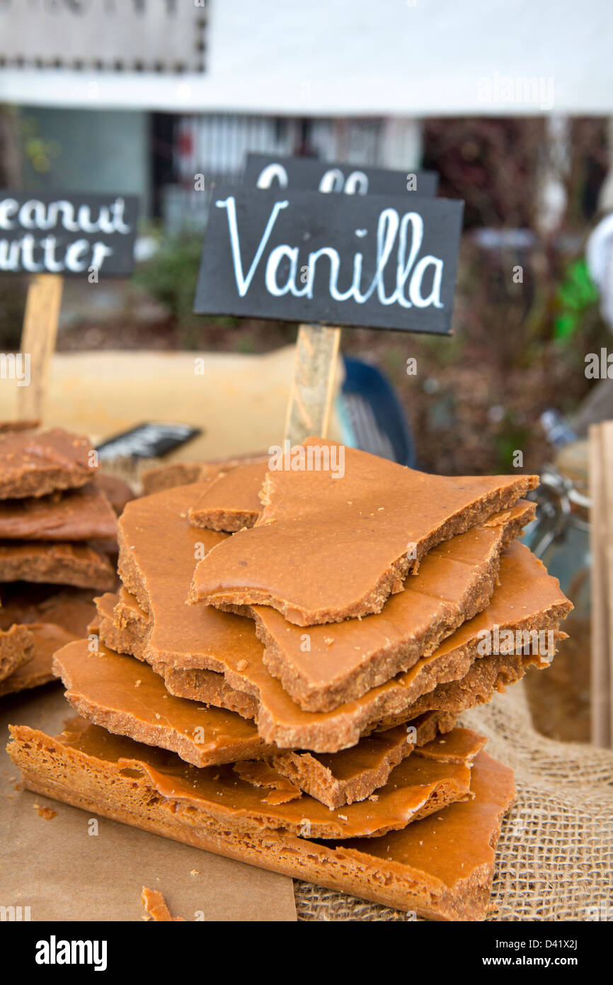 Il cibo va in stallo in Camden town market. Camden Lock. Foto Stock