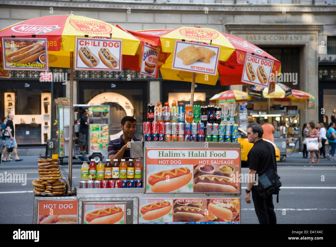 Halal hot dog stand il 5 Fifth Avenue a New York Foto Stock