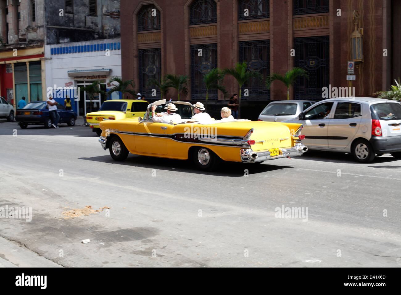 Un vecchio convertibile auto americane offrono ai turisti un tour guidato in Havana Cuba Foto Stock