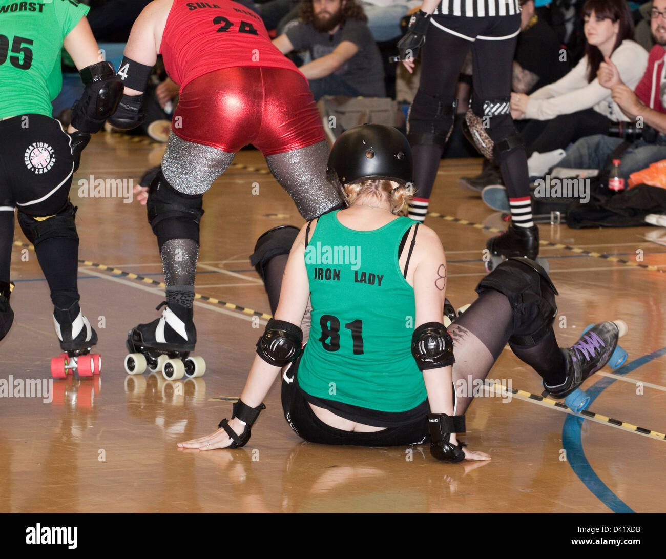 Roller Derby 81 skater signora di ferro è stato battuto al pavimento Foto Stock Roller Derby 81 skater signora di ferro è stato battuto al pavimento Foto Stock