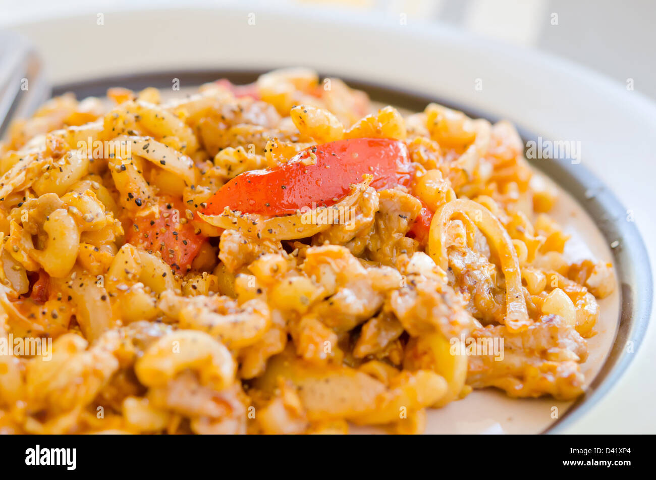 Una deliziosa maccheroni e salsa di pomodoro sul piatto Foto Stock