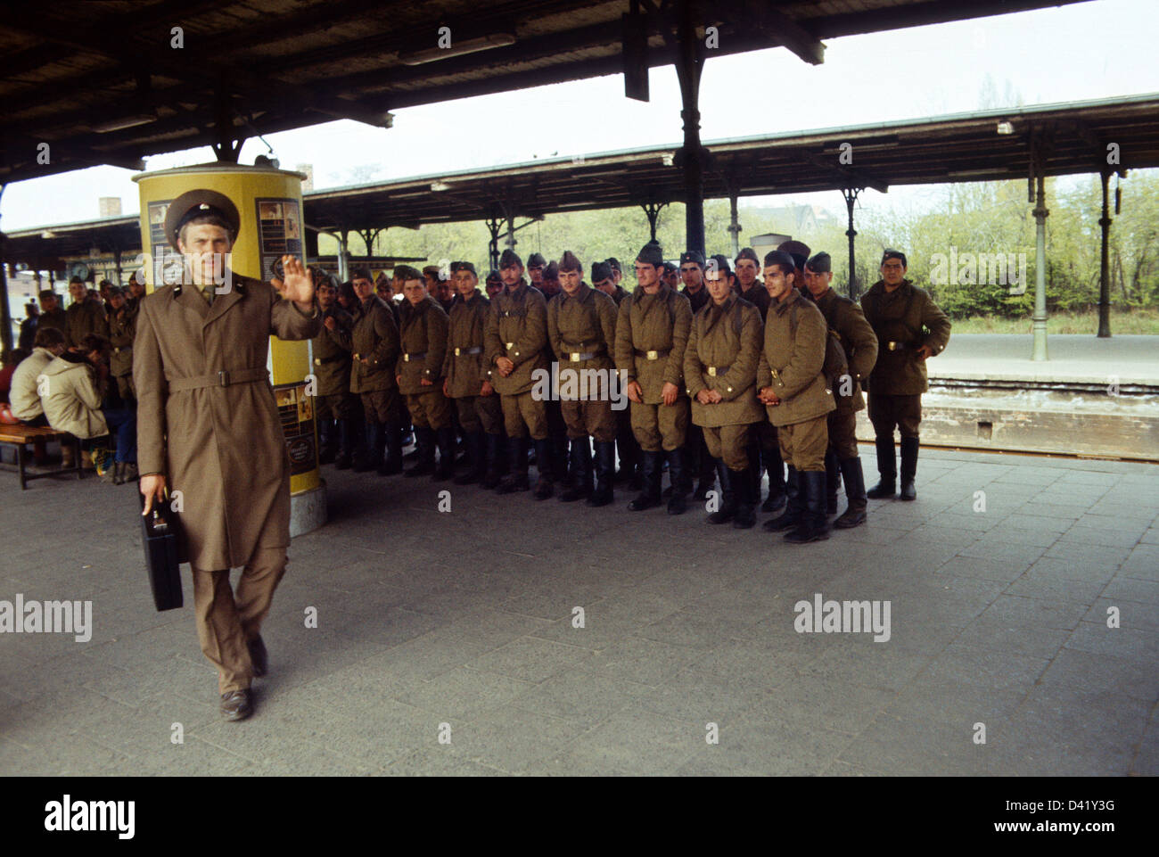 Berlino, REPUBBLICA DEMOCRATICA TEDESCA, l'esercito rosso soldati alla stazione ferroviaria Karlshorst Foto Stock