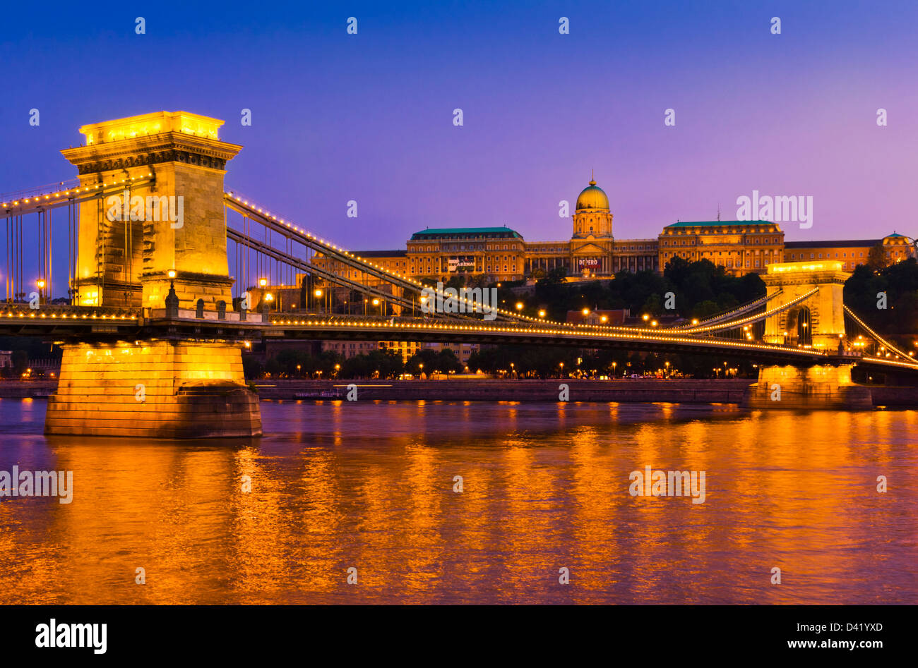 Il Ponte delle catene Szechenyi Lanchid sul Danubio al tramonto con la Galleria Nazionale Ungherese di Budapest, Ungheria, UE, Europa Foto Stock