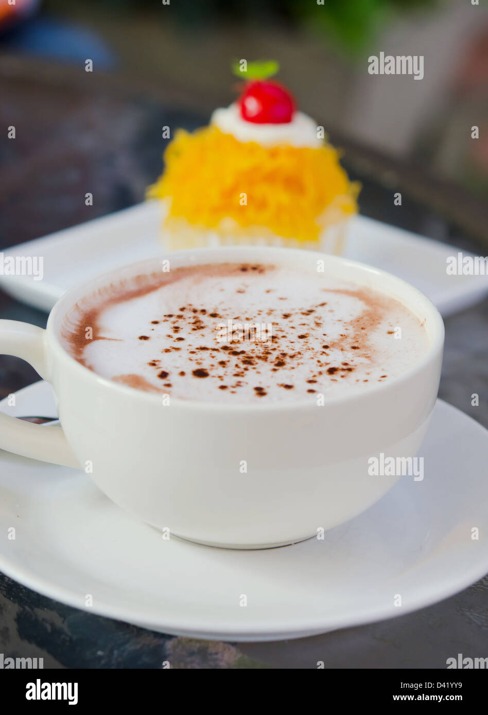 Cappuccino caldo in bianco tazza da caffè Foto Stock