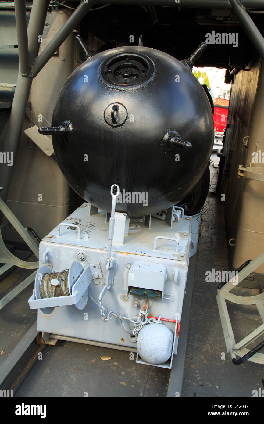 Miniera di mare a bordo del sommergibile posamine Keihässalmi, attualmente una nave museo della marina finlandese di Turku. Foto Stock