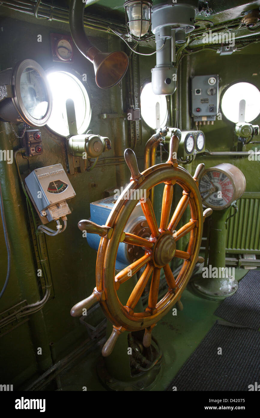 Volante di sterzo sul ponte del sommergibile posamine Keihässalmi della Marina finlandese. Foto Stock