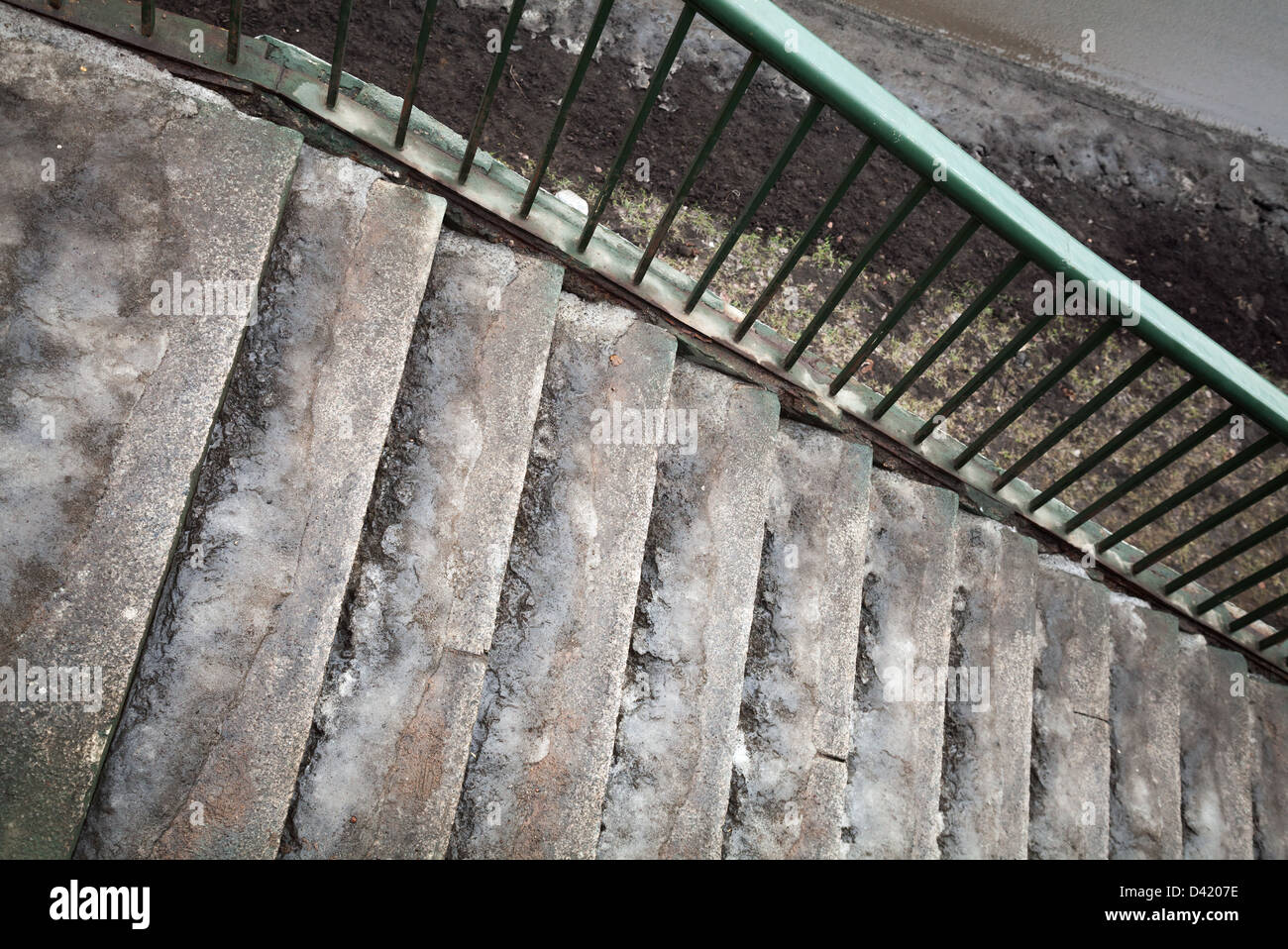 Congelati pedonale urbano ponte concreto scale Foto Stock