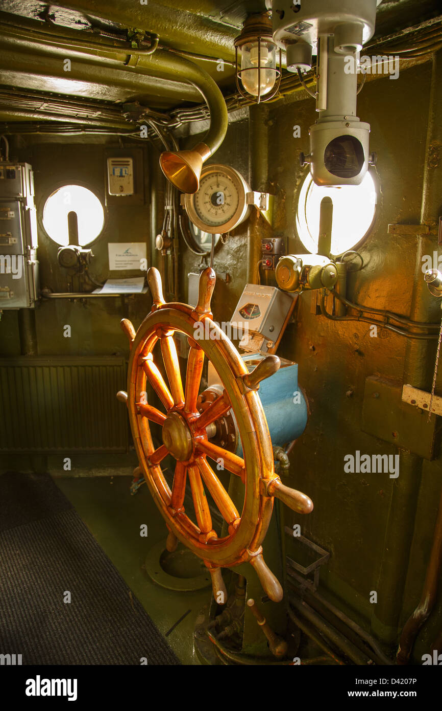 Volante di sterzo sul ponte del sommergibile posamine Keihässalmi della Marina finlandese. Foto Stock
