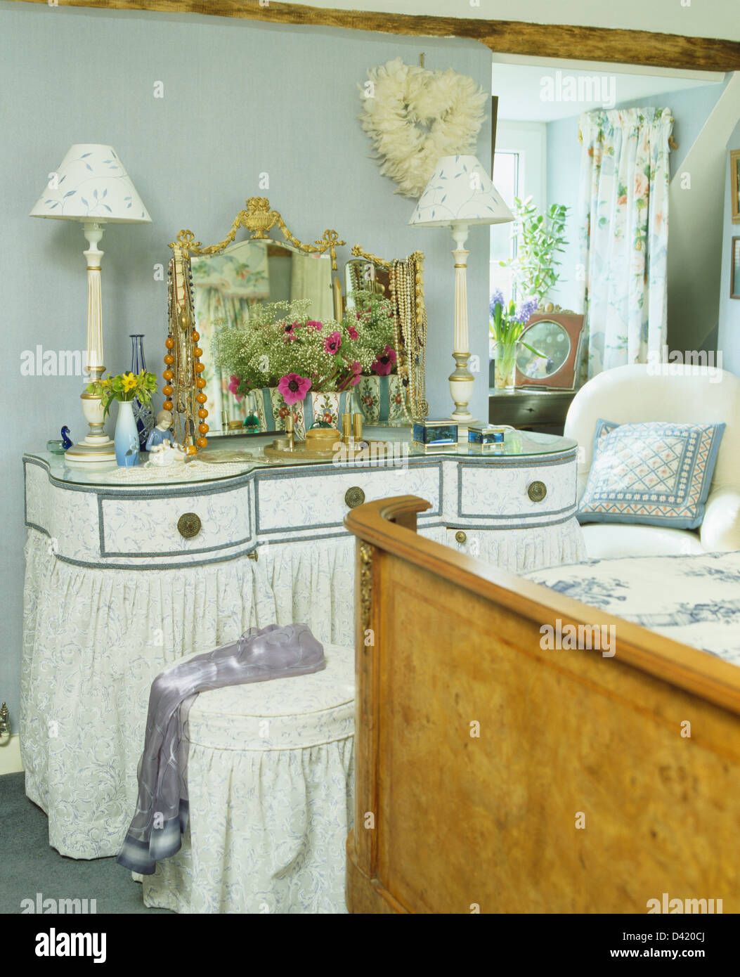 https www alamy it foto immagine colore grigio blu cottage camera da letto con luci bianche sul como con fiancheggio bernard thorpe tendaggi e uno specchio antico 54133986 html