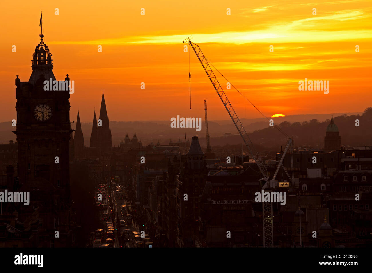 Città di Edimburgo, Scozia, Regno Unito, 1 marzo 2013. Cieli serali colorati sopra la città per terminare il primo giorno di primavera. Tramonto scozzese Foto Stock