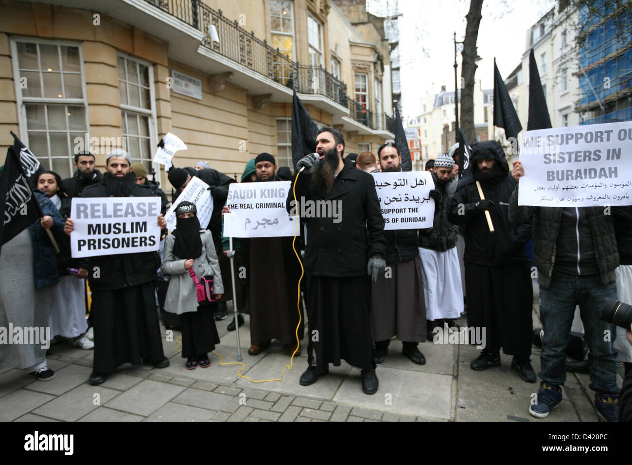 La protesta islamica del gruppo guidato da chierico Anjem Choudry dimostrano per la liberazione di prigionieri musulmani in Saudi Arabian prigioni. 01/03/2013 , Londra, Regno Unito Credito: Mario Mitsis / Alamy Live News Foto Stock