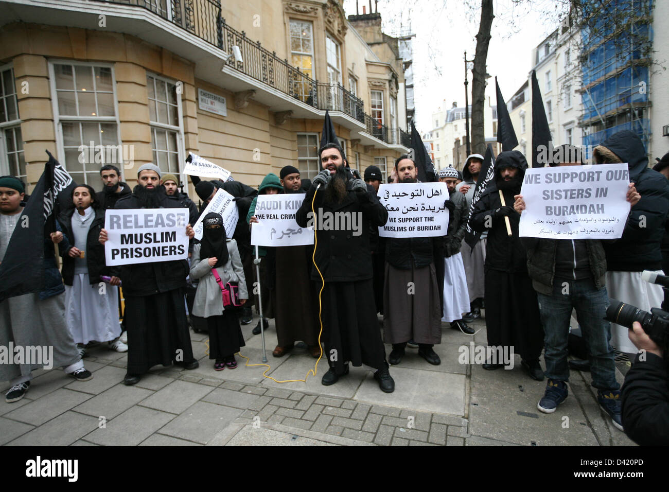 La protesta islamica del gruppo guidato da chierico Anjem Choudry dimostrano per la liberazione di prigionieri musulmani in Saudi Arabian prigioni. 01/03/2013 , Londra, Regno Unito Credito: Mario Mitsis / Alamy Live News Foto Stock