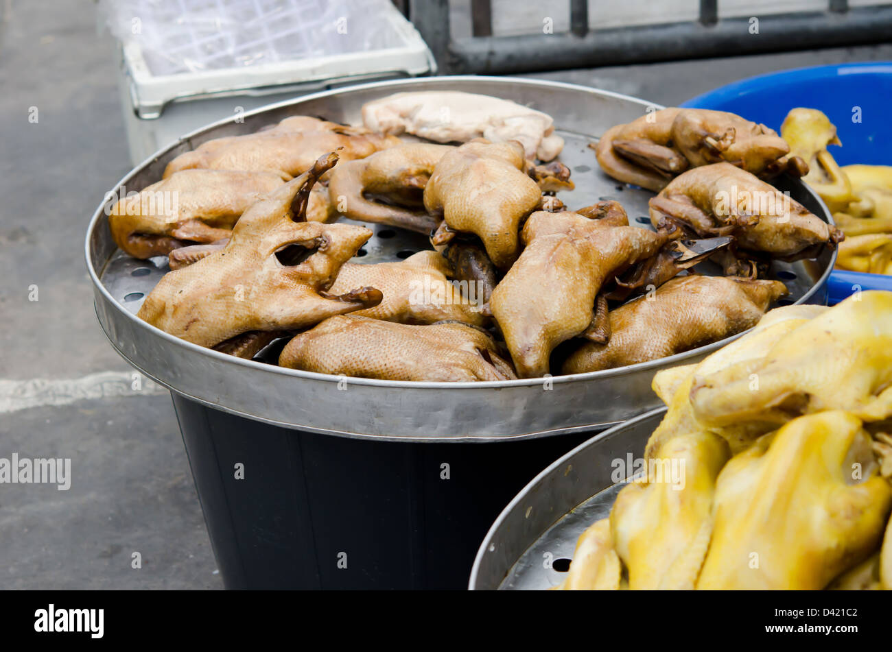 Stufati di anatra in pentola inox , mercato Tailandia Foto Stock