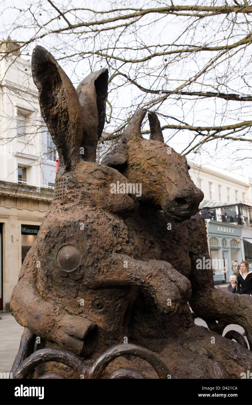 Minotauro e lepre, una scultura da Sophie Ryder a Cheltenham Gloucestershire Foto Stock