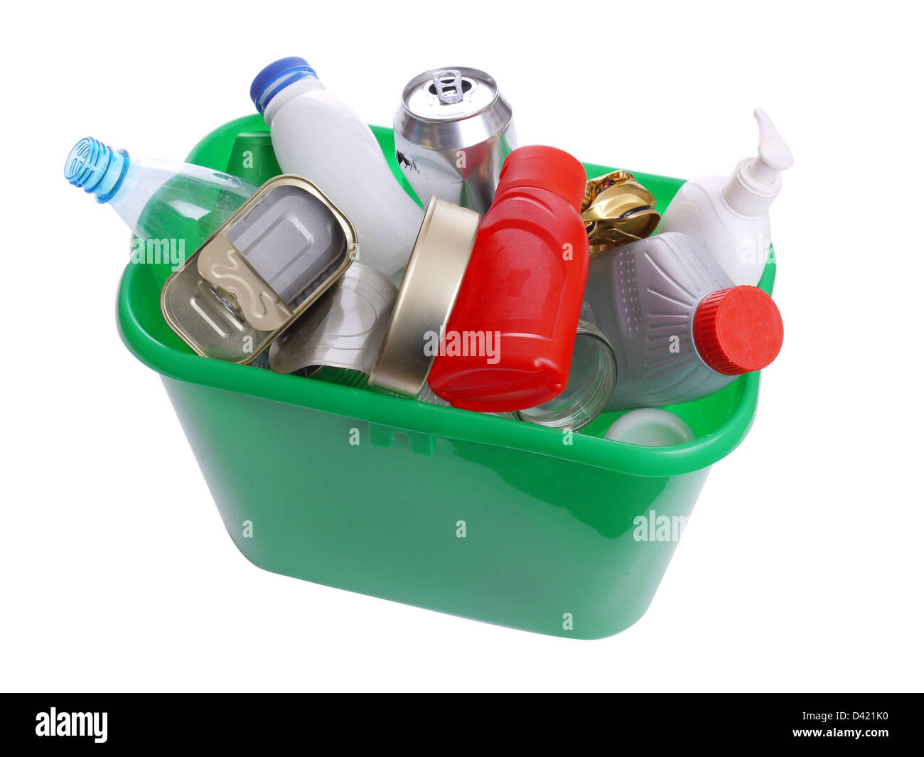 In plastica verde cestino riempito con assortimento di rifiuti domestici - su sfondo bianco Foto Stock