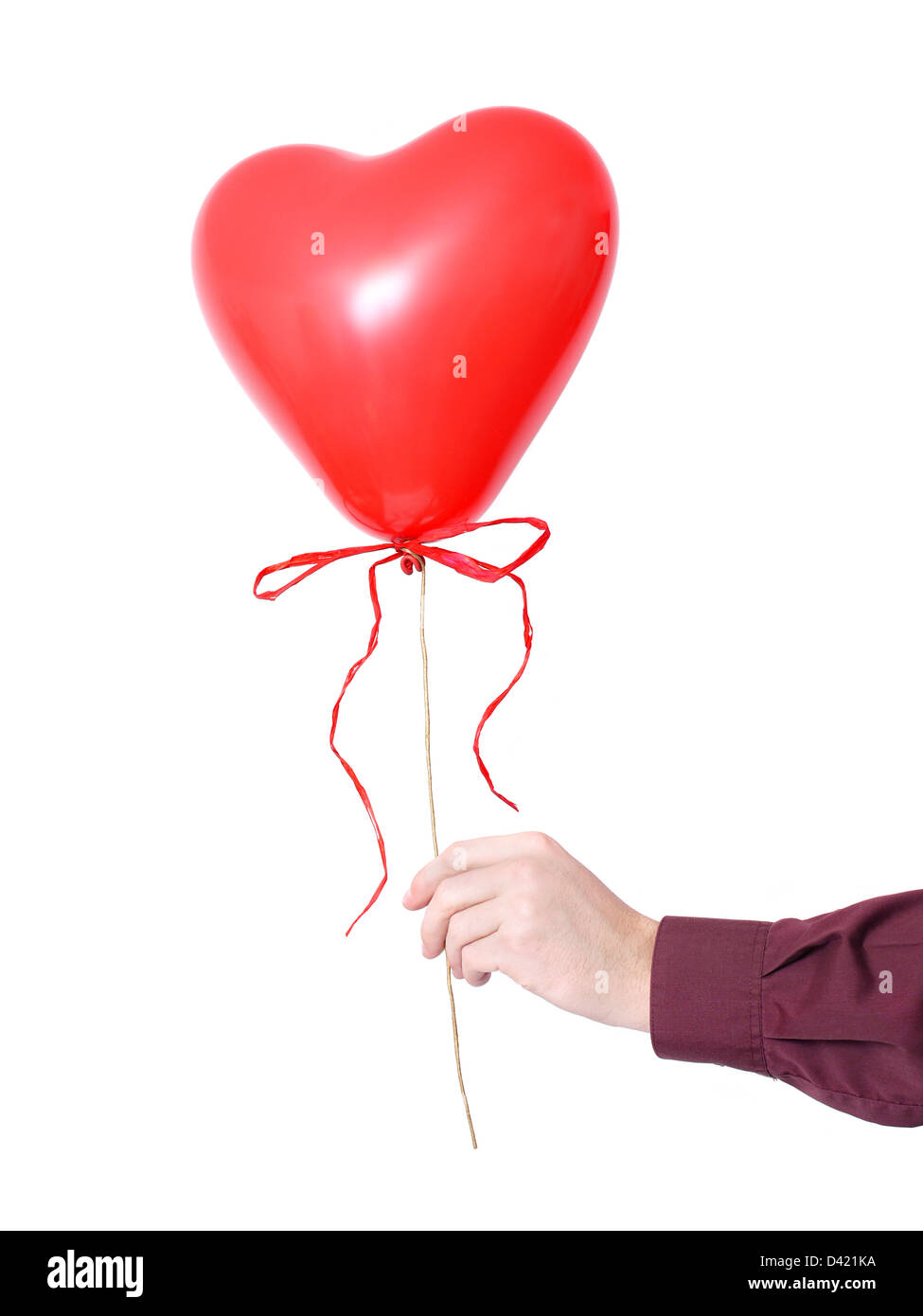 Maschio di mano azienda cuore rosso a forma di palloncino con coccarda su sfondo bianco Foto Stock