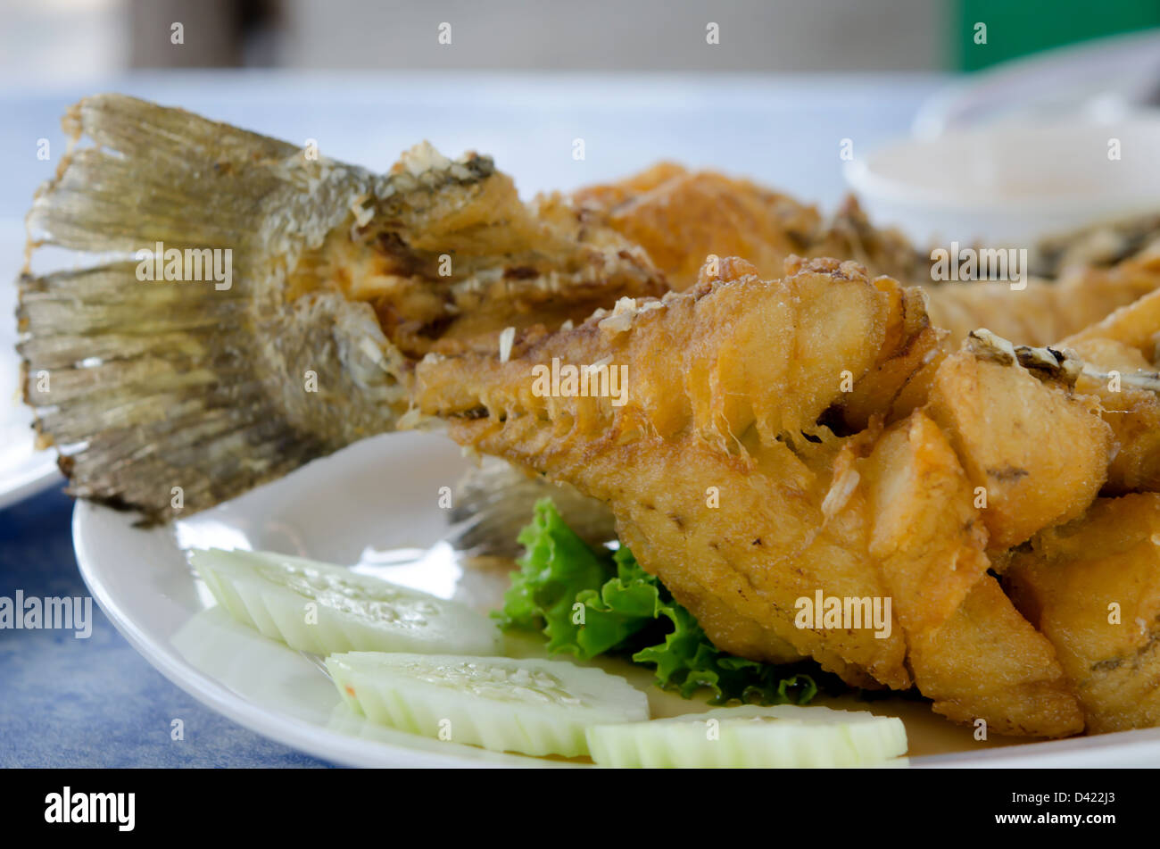 Fritti di filetto di pesce con verdure sul piatto bianco Foto Stock