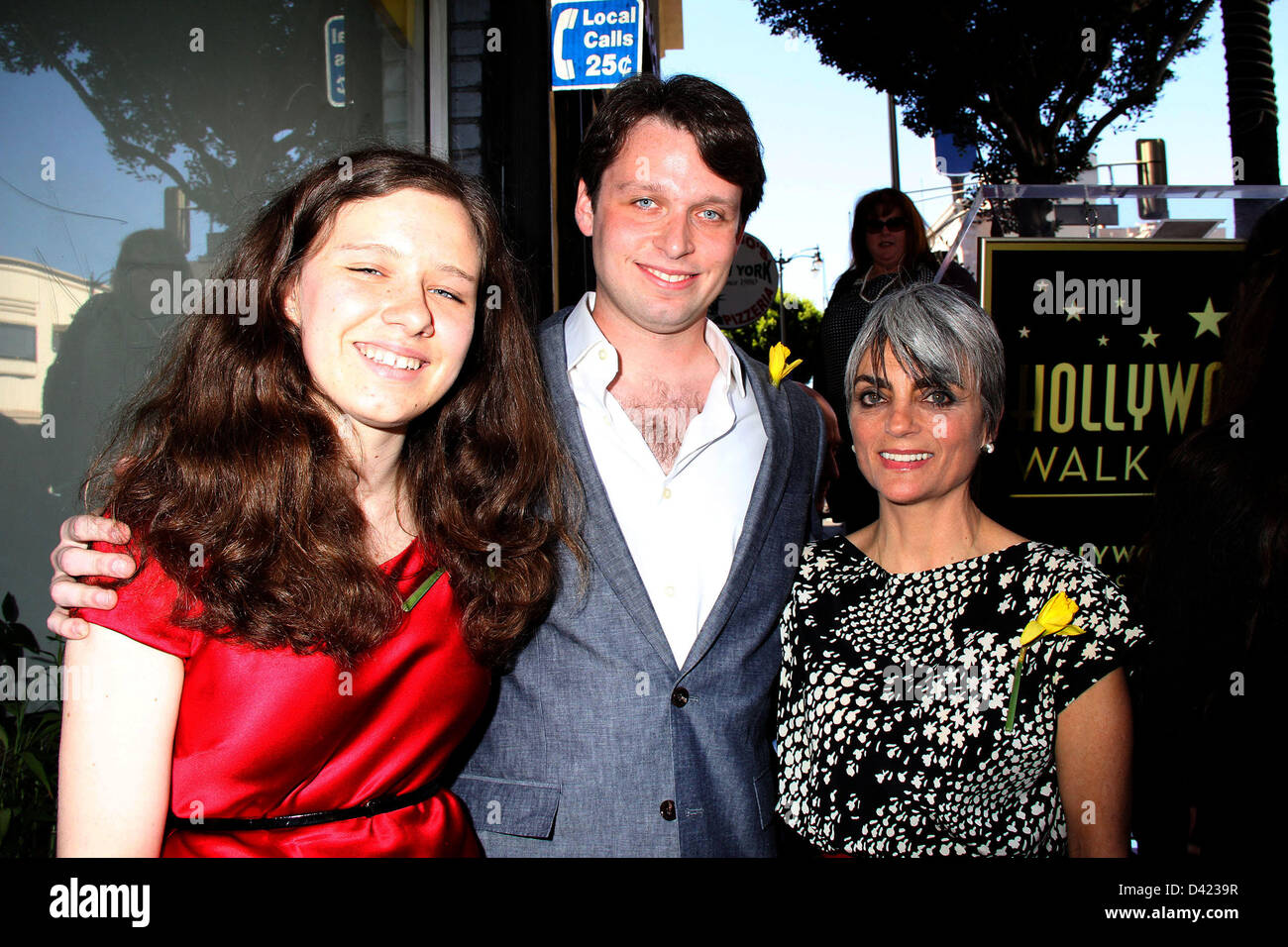 Febbraio 28, 2013 - Hollywood, California, Stati Uniti - Ho15588CHW .Richard Burton onorato postumo con stella sulla Hollywood Walk of Fame.6336 Hollywood Blvd, Hollywood, CA .03/01/2013 .CHARLOTTE RITCHIE, MORGAN RITCHIE E LIZA TODD-TIVEY . 2013(Immagine di credito: © Clinton Wallace/Globe foto/ZUMAPRESS.com) Foto Stock