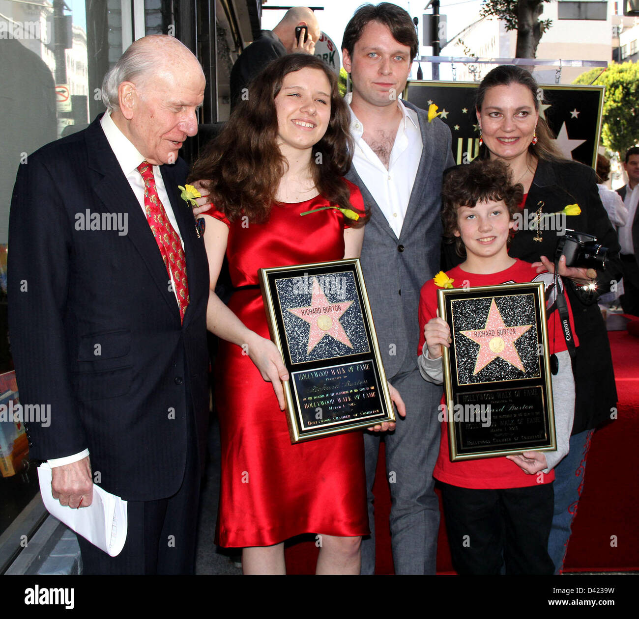 Febbraio 28, 2013 - Hollywood, California, Stati Uniti - Ho15588CHW .Richard Burton onorato postumo con stella sulla Hollywood Walk of Fame.6336 Hollywood Blvd, Hollywood, CA .03/01/2013 . Signore ROWE BEDDOE ,CHARLOTTE RITCHIE, MORGAN RITCHIE E MARIA BURTON . 2013(Immagine di credito: © Clinton Wallace/Globe foto/ZUMAPRESS.com) Foto Stock