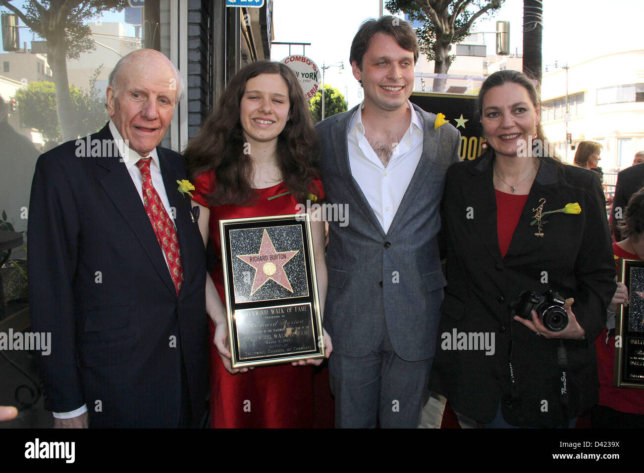 Febbraio 28, 2013 - Hollywood, California, Stati Uniti - Ho15588CHW .Richard Burton onorato postumo con stella sulla Hollywood Walk of Fame.6336 Hollywood Blvd, Hollywood, CA .03/01/2013 . Signore ROWE BEDDOE ,CHARLOTTE RITCHIE, MORGAN RITCHIE E MARIA BURTON . 2013(Immagine di credito: © Clinton Wallace/Globe foto/ZUMAPRESS.com) Foto Stock