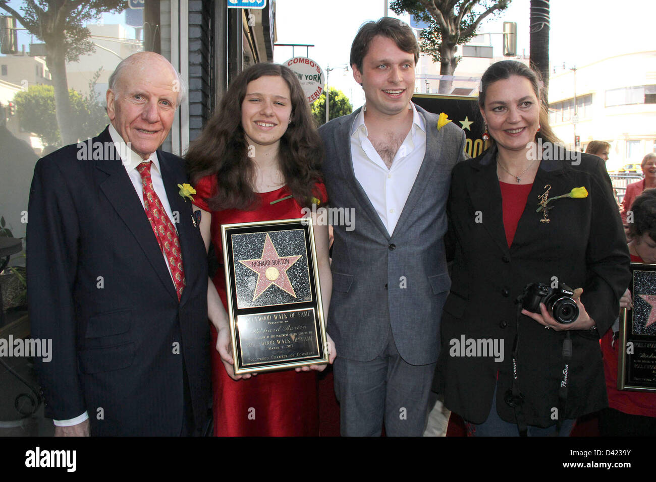 Febbraio 28, 2013 - Hollywood, California, Stati Uniti - Ho15588CHW .Richard Burton onorato postumo con stella sulla Hollywood Walk of Fame.6336 Hollywood Blvd, Hollywood, CA .03/01/2013 . Signore ROWE BEDDOE ,CHARLOTTE RITCHIE, MORGAN RITCHIE E MARIA BURTON . 2013(Immagine di credito: © Clinton Wallace/Globe foto/ZUMAPRESS.com) Foto Stock