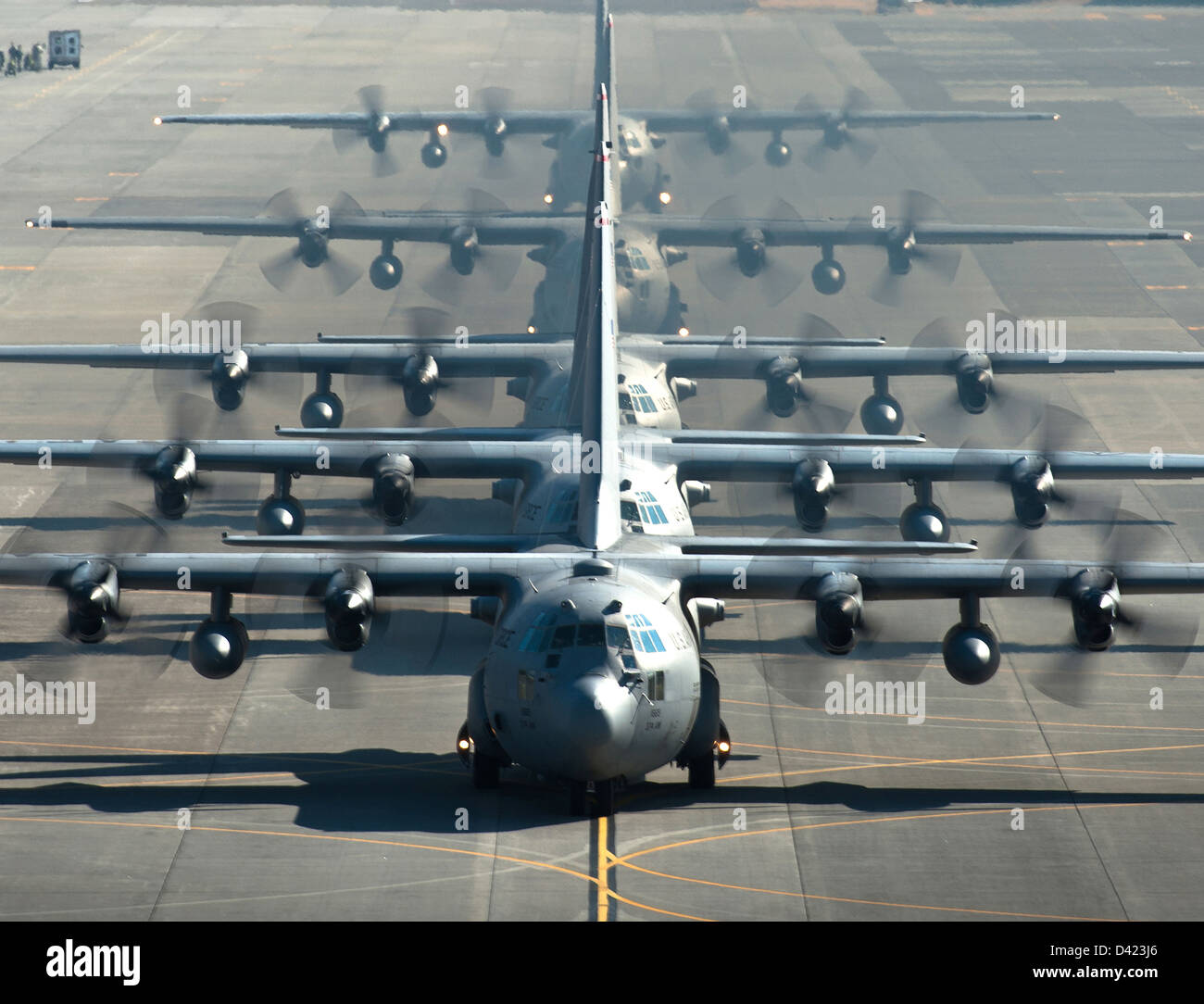 US Air Force C-130 Hercules aeromobili cargo line up prima di decollare Febbraio 21, 2013 a Yokota Air Base, Giappone. Il C-130 è un cavallo da tiro aeromobili cargo progettato per terra in condizioni di combattimento. Foto Stock