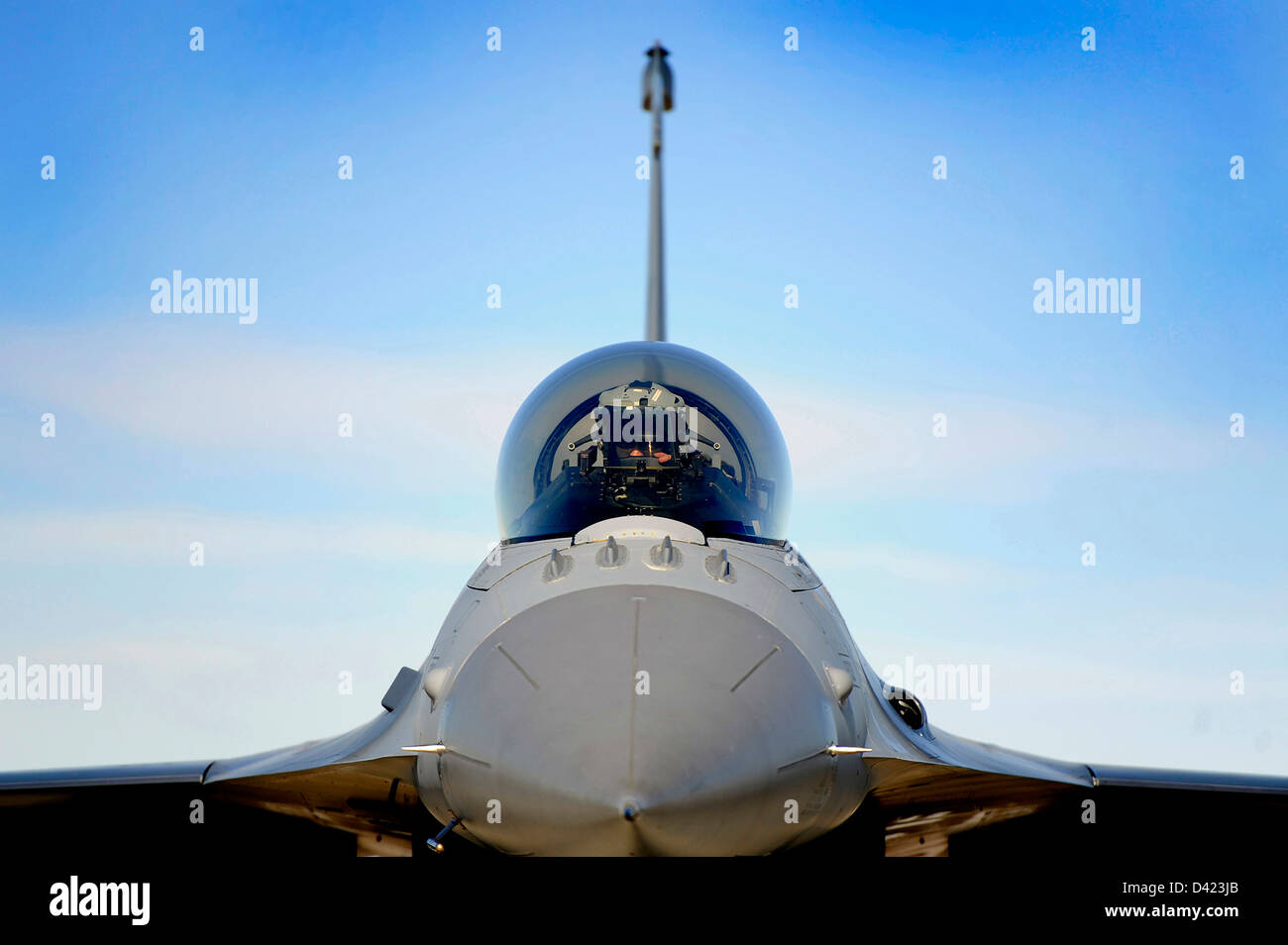 Un pilota della US Air Force si trova nell'abitacolo della sua F-16 Fighting Falcon prima del decollo durante il giorno uno di Red Flag esercizio Febbraio 25, 2013 alla Nellis Air Force Base in Nevada. Foto Stock