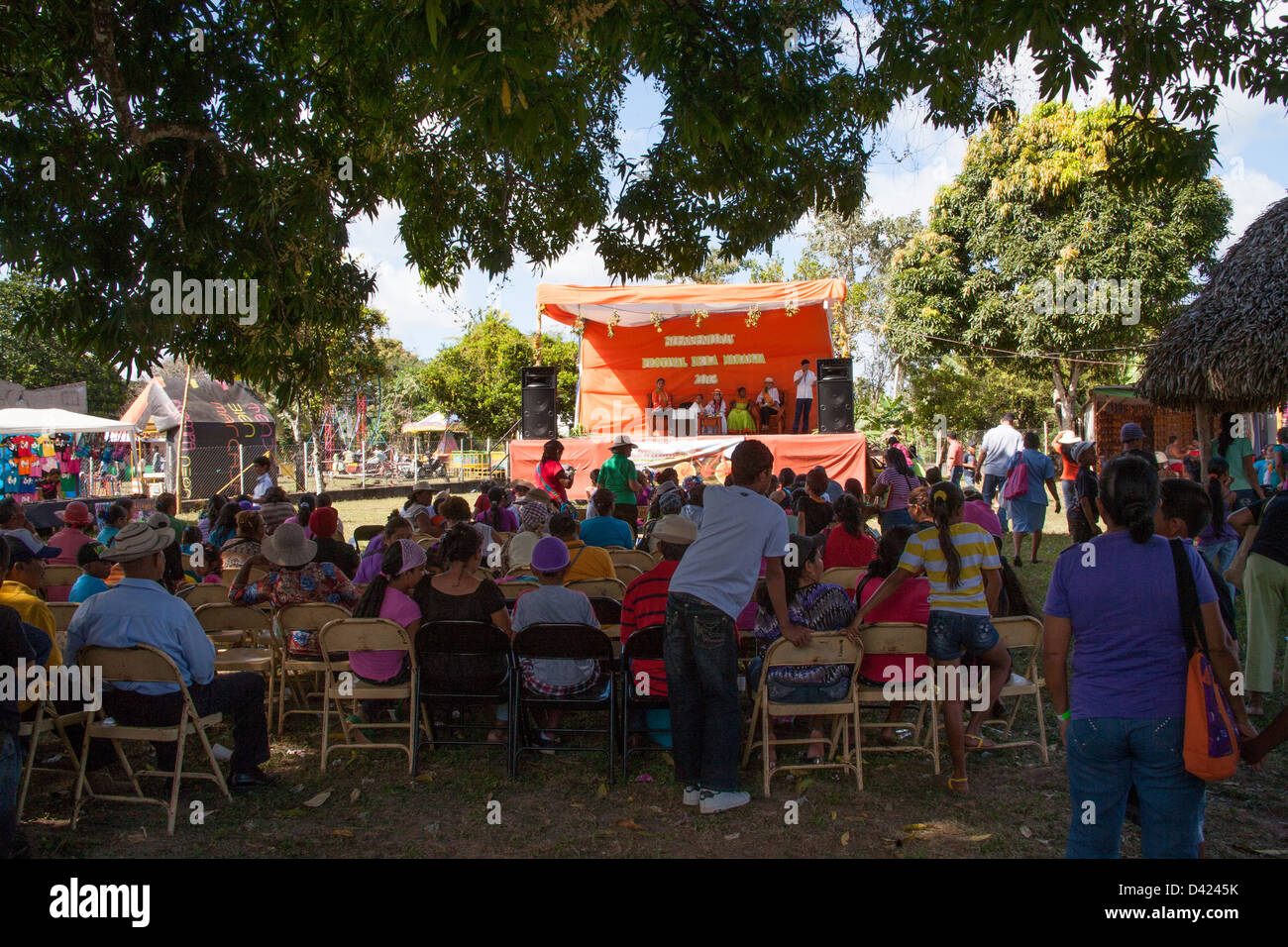 Folla panamense guardare gli artisti interpreti o esecutori sul palco del festival di folklore de la Naranja. Foto Stock