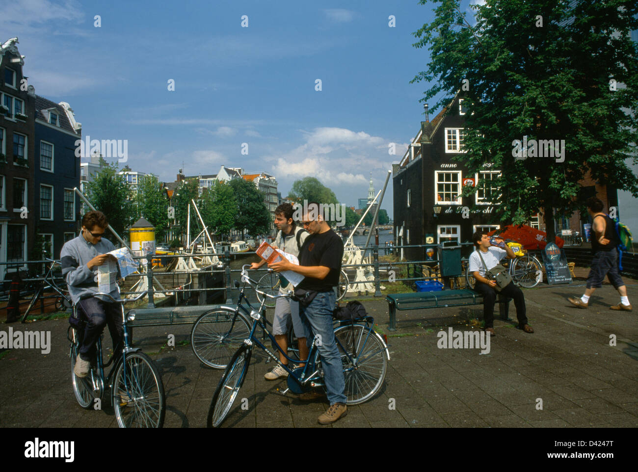 Amsterdam Holland Un gruppo di ciclisti che guarda e mappe Sint Antoniesluis Sluis Sluice Lock Foto Stock