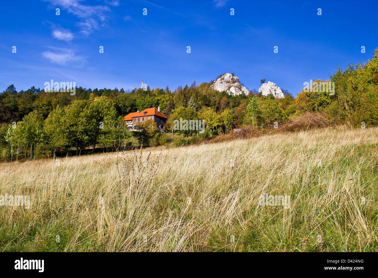 Bellissimo paesaggio naturale di montagna Kalnik con mountain lodge & scogliere Foto Stock