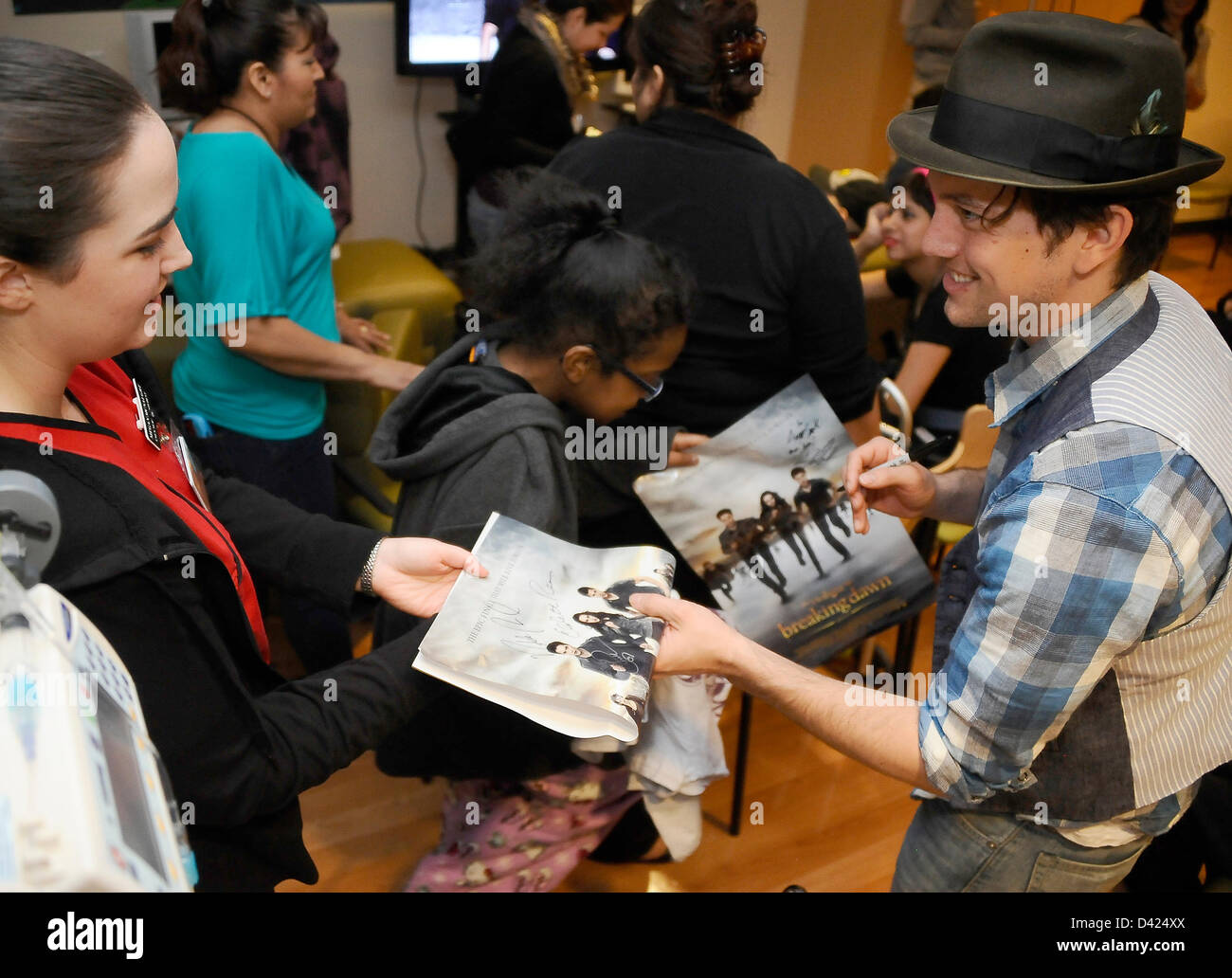 Marzo 1,2013. Di Los Angeles in California I membri del cast di Twilight Jackson Rathbone(R) firma autografi durante una visita a sorpresa a ChildrenÃ•s Hospital di Los Angeles. Essi visita con bambini e firmare autografi e posare per foto e ha portato la rottura dell'alba parte 2 su DVD per i bambini come il DVD sarà il rilascio a mezzanotte il sabato mattina. Foto da Gene Blevins/LA DailyNews/ZUMAPRESS (credito Immagine: © Gene Blevins/ZUMAPRESS.com) Foto Stock