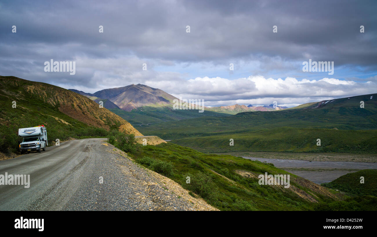 Camper carrello (veicolo ricreativo) sul Denali Park Road, Parco Nazionale di Denali, Alaska, STATI UNITI D'AMERICA Foto Stock