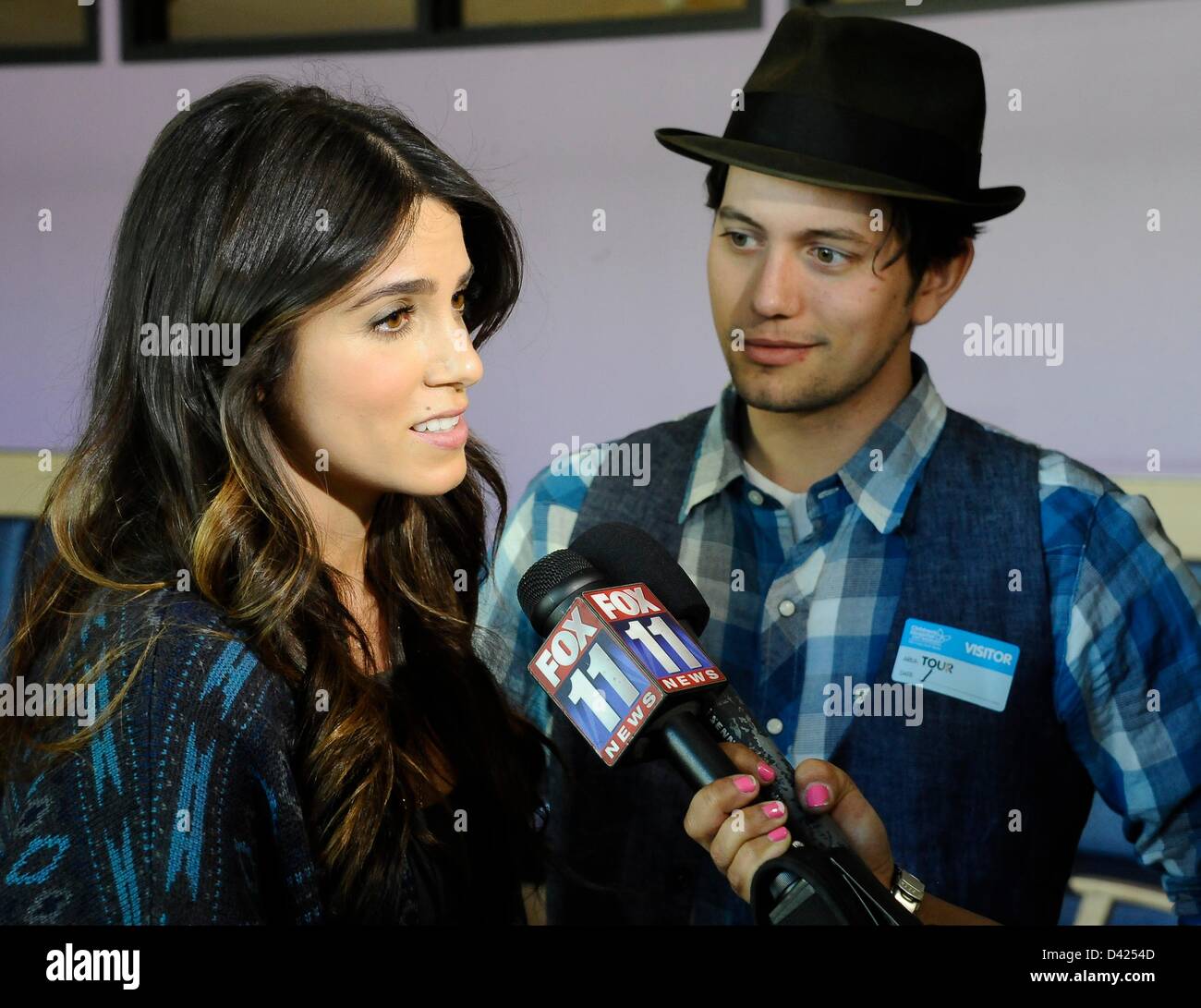 Marzo 1,2013. Di Los Angeles in California (L-R) Cast di Twilight Nikki Reed e Jackson Rathbone parla con i giornalisti nel corso di una visita a sorpresa a ChildrenÌ¥s Hospital di Los Angeles. Essi visita con bambini e firmare autografi e posare per foto e ha portato la rottura dell'alba parte 2 su DVD per i bambini come il DVD sarà il rilascio a mezzanotte il sabato mattina. Foto da Gene Blevins/LA DailyNews/ZUMAPRESS (credito Immagine: © Gene Blevins/ZUMAPRESS.com) Foto Stock