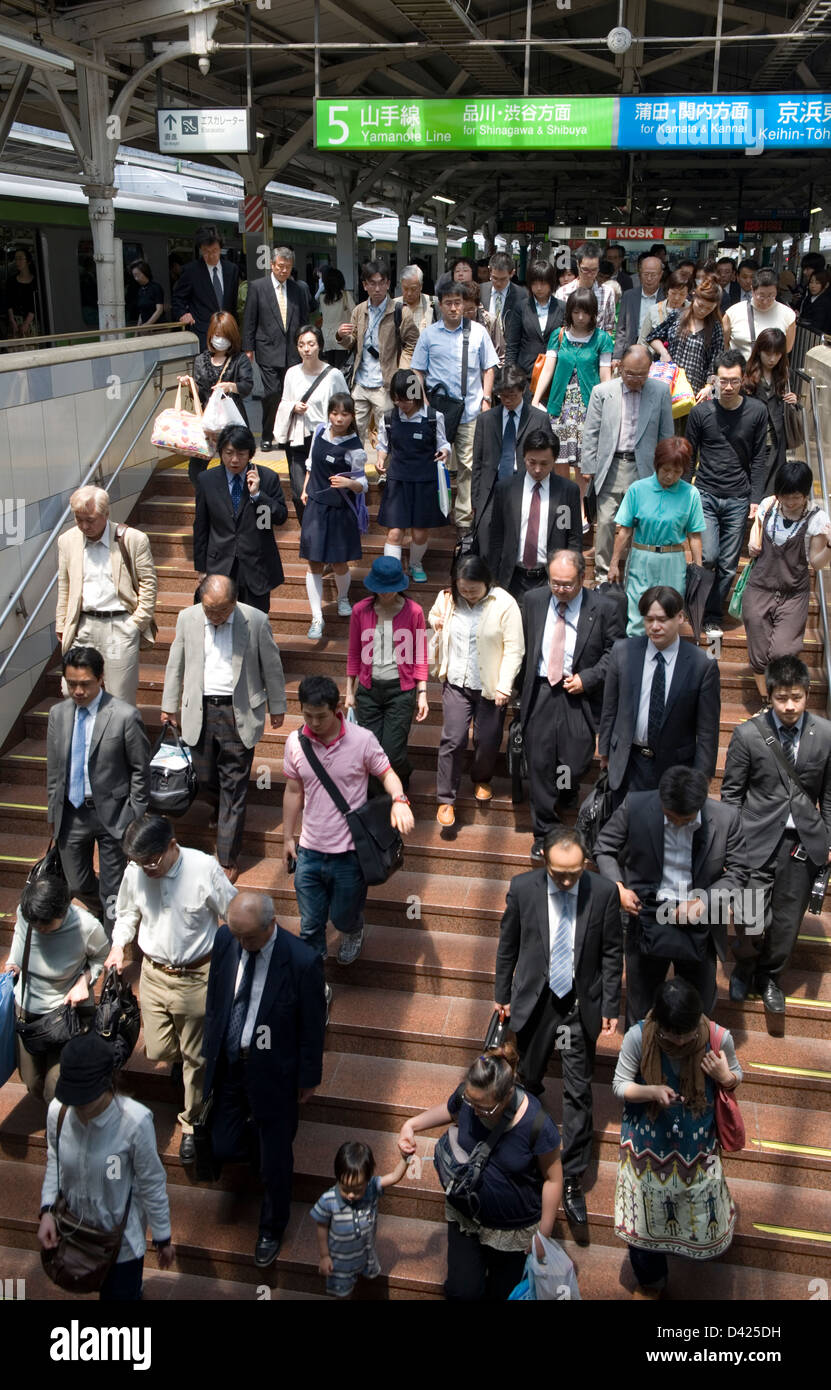 La folla dei passeggeri del treno scendendo una scala dal loop di Yamanote Line piattaforma del treno alla Stazione di Tokyo. Foto Stock