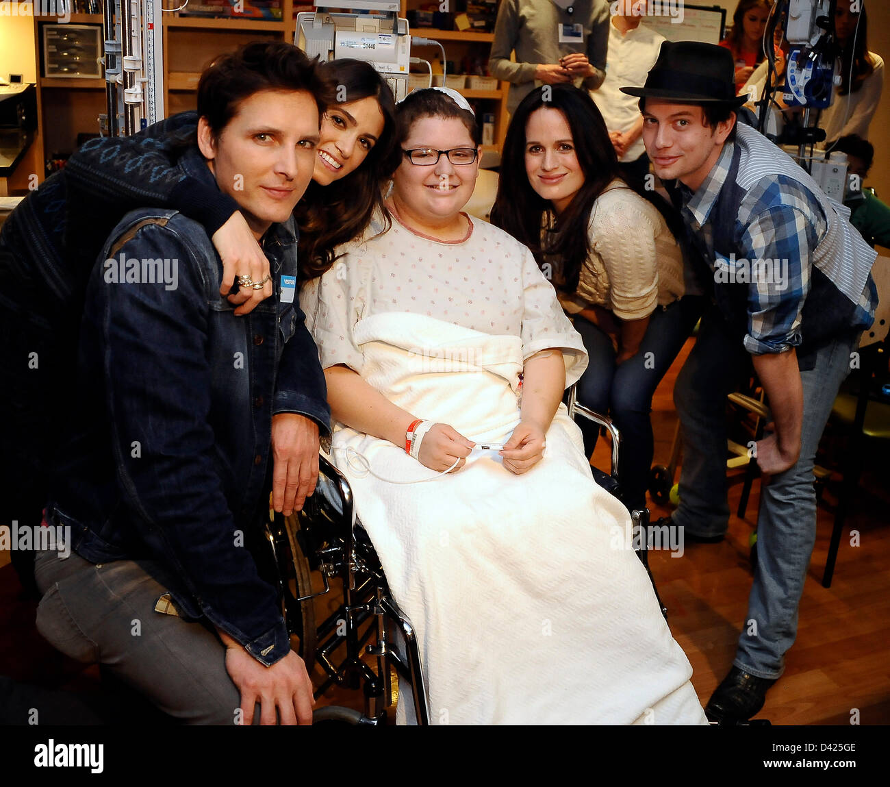 1 marzo 2013 - Los Angeles, California, Stati Uniti - Alcuni membri del cast di 'Twilight Saga" (L-R) Peter Facinelli, Nikki Reed, Elizabeth Reaser e Jackson Rathbone posano con ELAIN ULLOA (C) durante una visita a sorpresa di ospedale per bambini di Los Angeles. Essi hanno firmato autografi e posato per foto e portato 'Twilight Saga: Rottura dell'Alba - Parte 2 " DVD per i bambini. (Credito Immagine: © Gene Blevins/ZUMAPRESS.com) Foto Stock