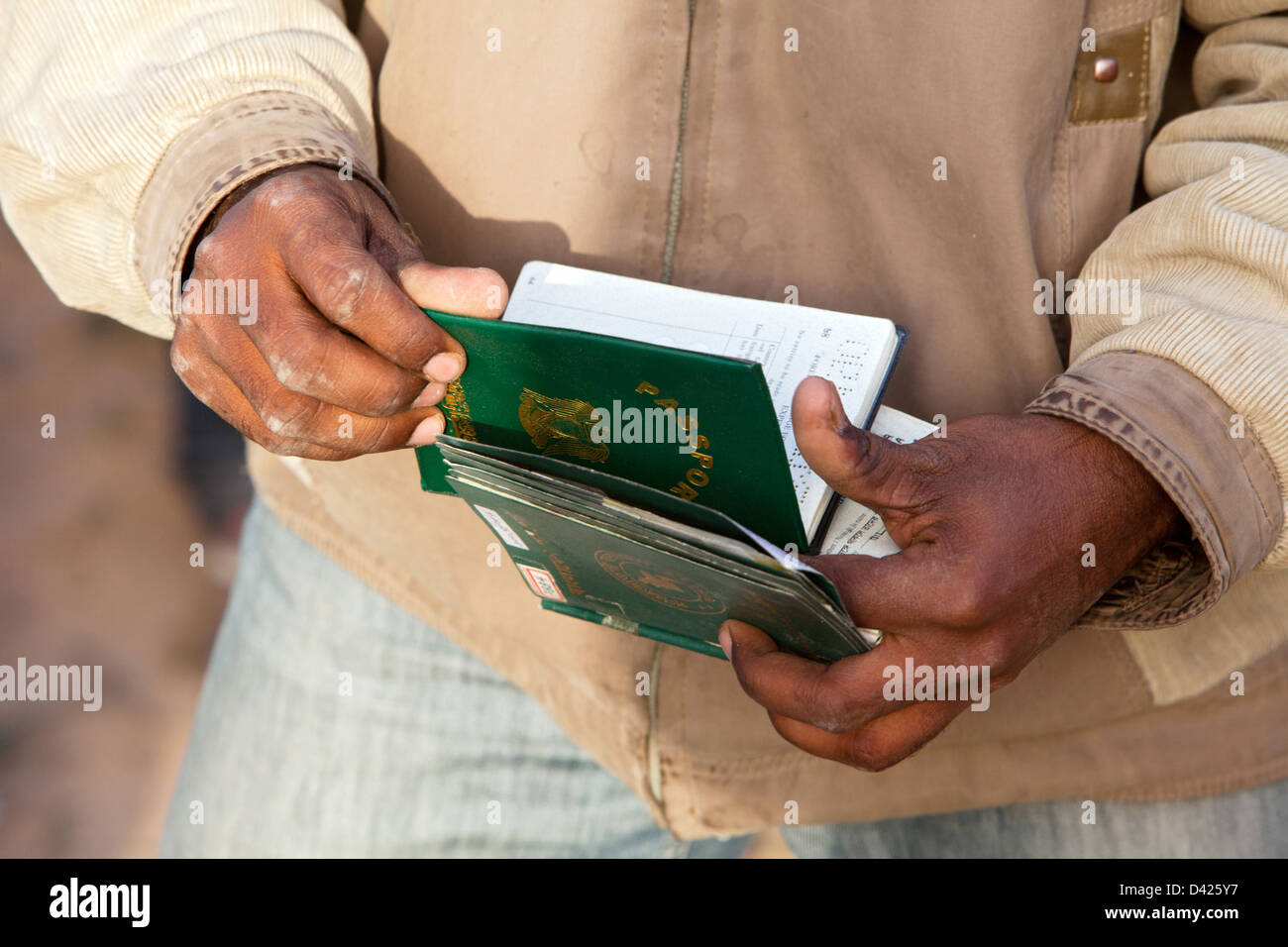 Ben Gardane, Tunisia, i passaporti dei rifugiati in attesa Rueckkehrpapiere Foto Stock