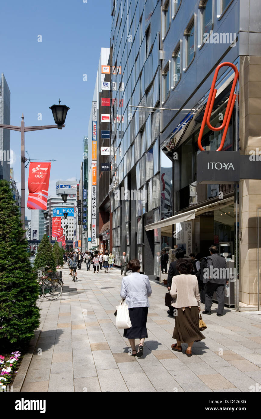 In un pomeriggio soleggiato gli amanti dello shopping a piedi lungo Chuo-dori (via principale) nell'esclusivo quartiere dello shopping di Ginza nel centro di Tokyo. Foto Stock