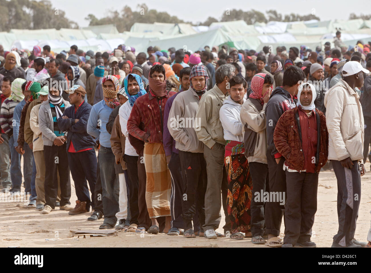 Ben Gardane, Tunisia, i rifugiati a Shousha Refugee Camp per attendere una distribuzione alimentare Foto Stock