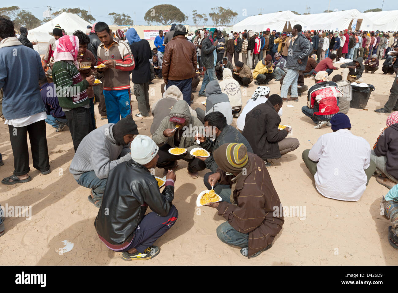 Ben Gardane, Tunisia, i rifugiati a Shousha Refugee Camp per attendere una distribuzione alimentare Foto Stock