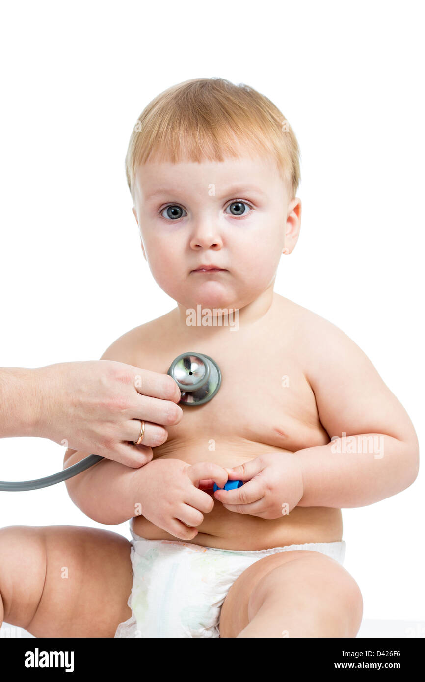 Medico Pediatrico esaminando baby boy con uno stetoscopio isolato su bianco Foto Stock