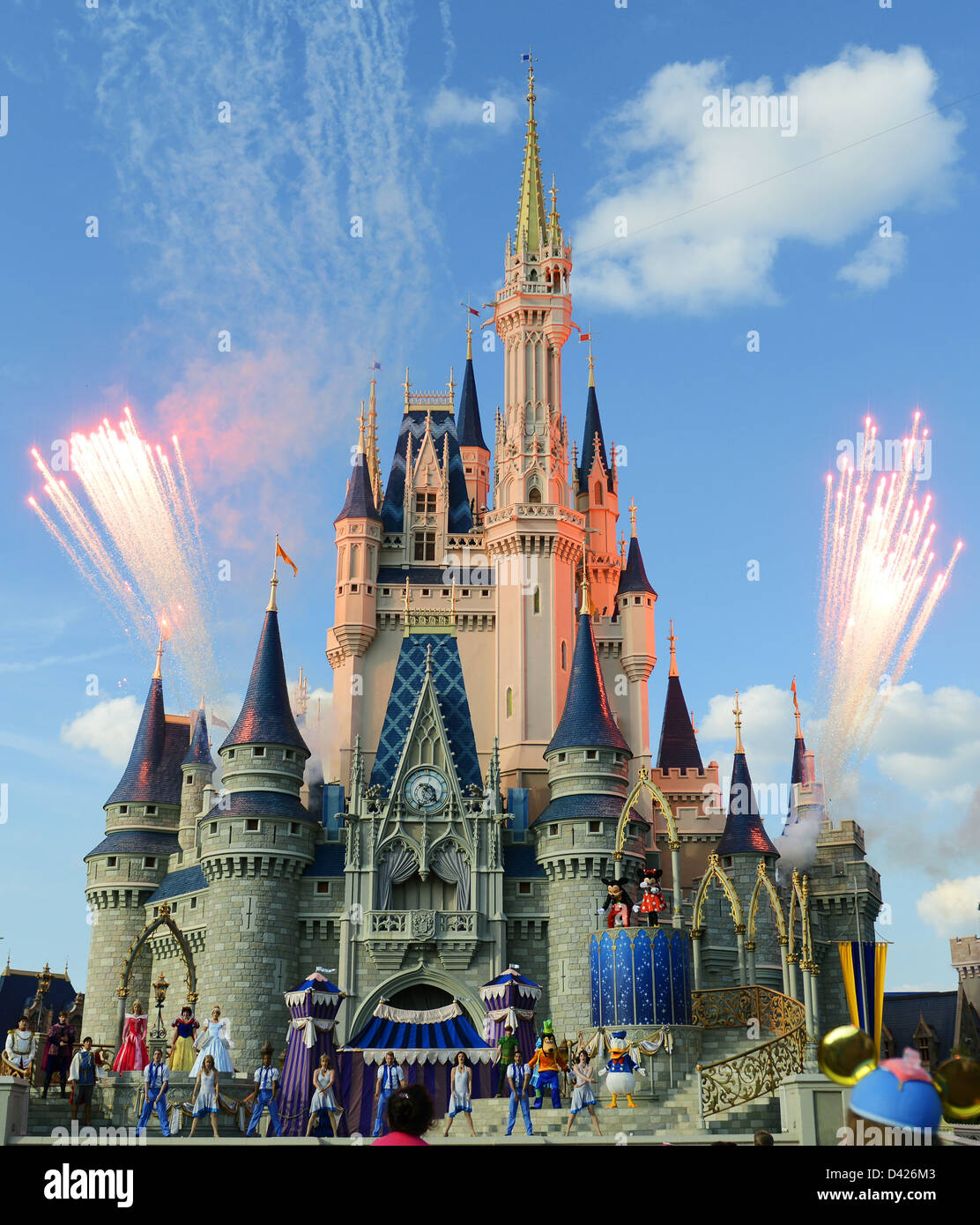 Fuochi d'artificio spegnersi al finale di uno spettacolo di danza con Micky, Minnie e altri personaggi a Disney World il castello di Orlando. Foto Stock