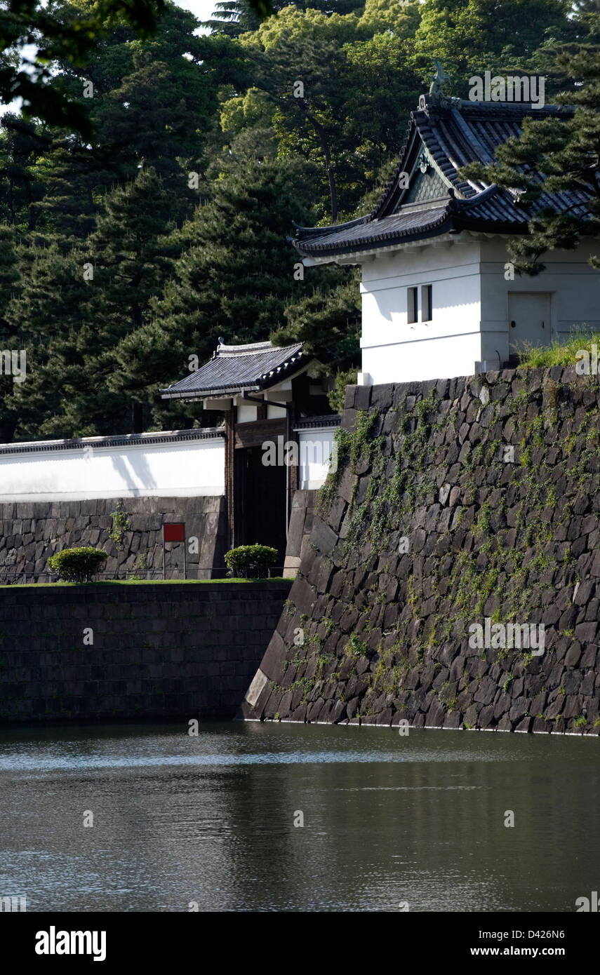 Sakuradamon Gate a fossato del vecchio castello di Edo che ora ospita il palazzo imperiale nel cuore di Chiyoda-ku, Tokyo. Foto Stock