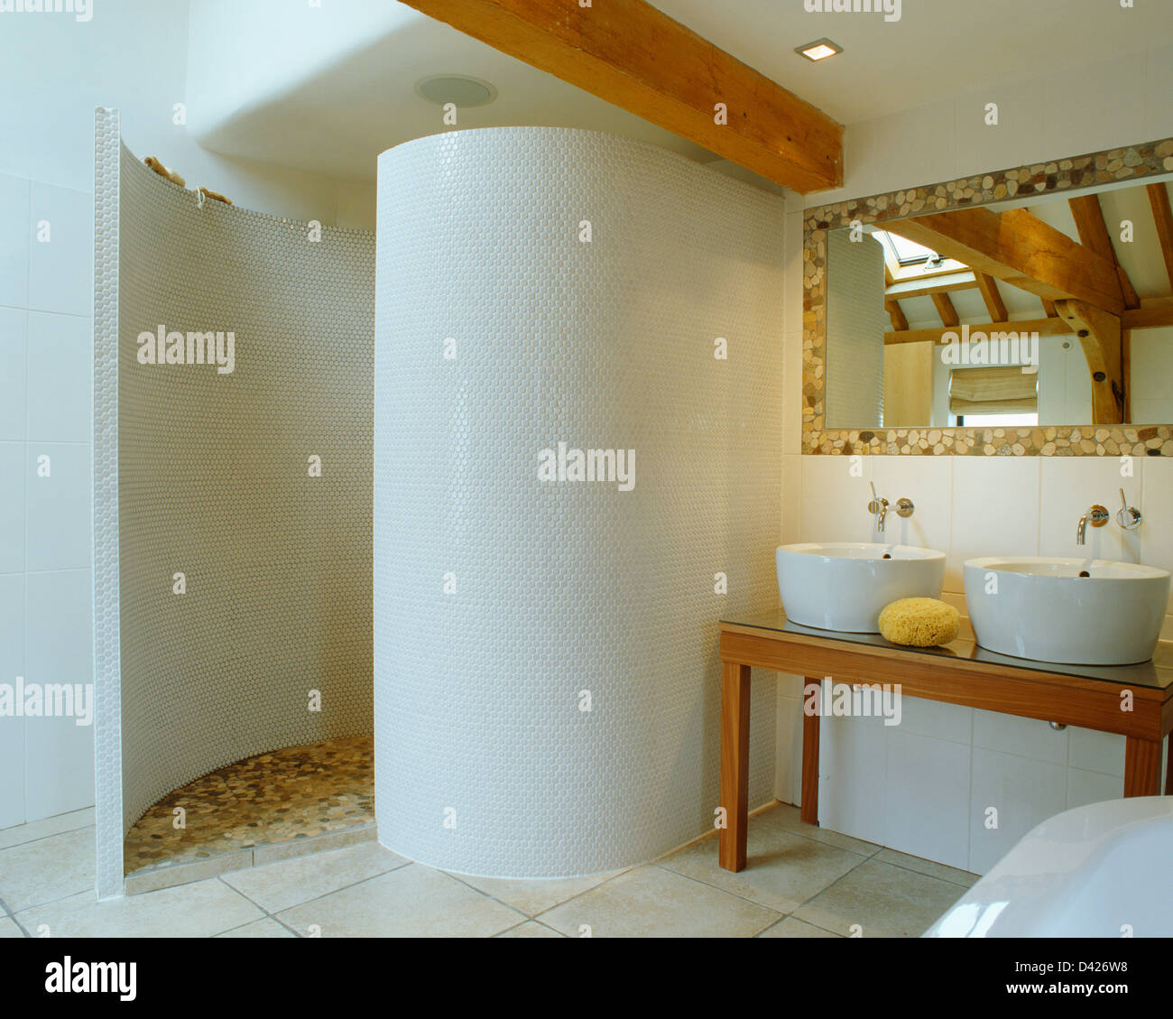 Curve, bianco rivestito di piastrelle a mosaico parete doccia in paese  moderno bagno con piastrelle a specchio telaio sopra doppia vasca vasche  Foto stock - Alamy