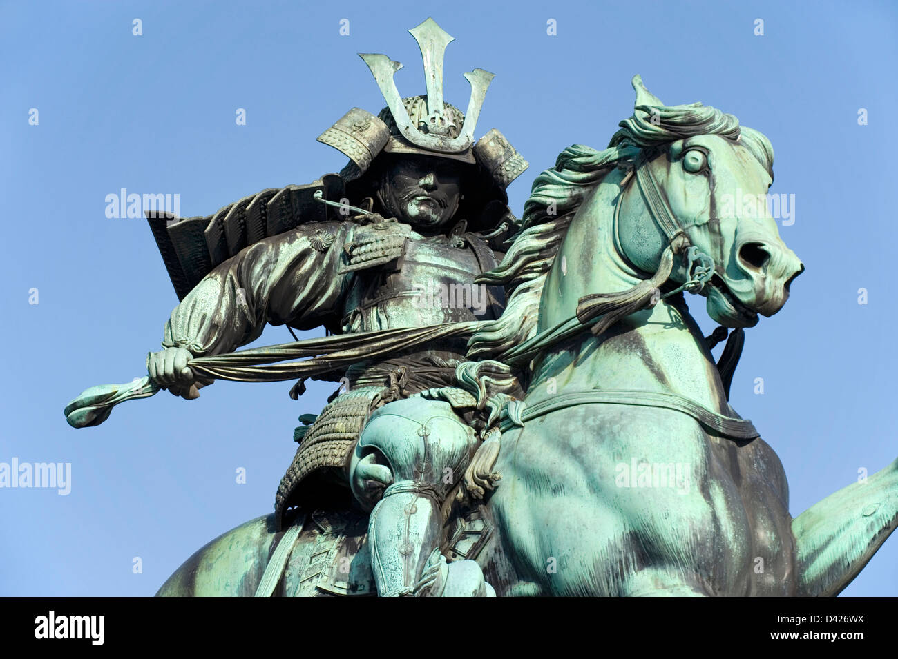 Statua di bronzo di Kusunoki Masashige, xiv secolo Samurai Warrior, a cavallo nel Parco Kokyogaien vicino al palazzo imperiale di Tokyo. Foto Stock