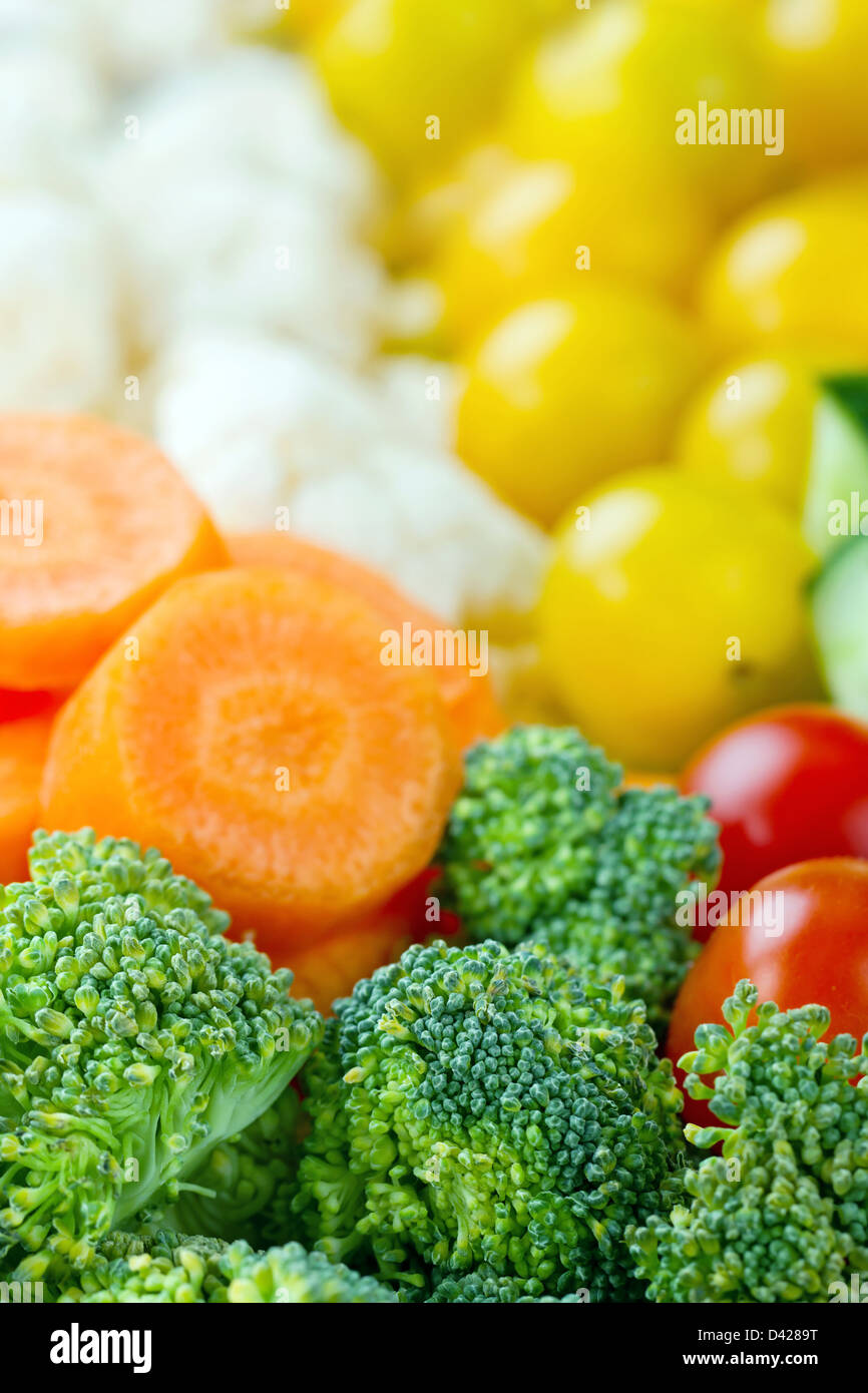 Selezione di coloratissimi ortaggi sani; carote, broccoli, pomodori, cavolfiore, cetriolo Foto Stock